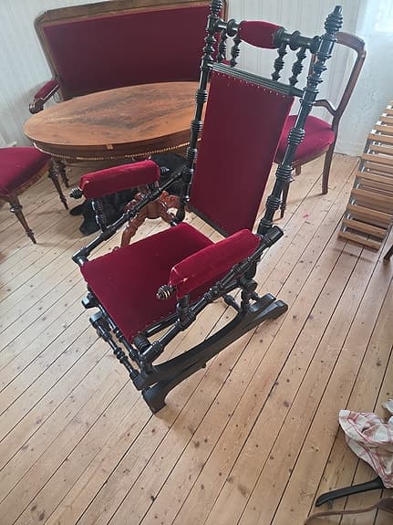 Gungstol med röd sammetsklädsel