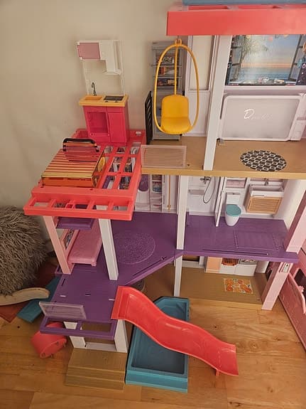 Barbie dockhus med rutschkana och pool