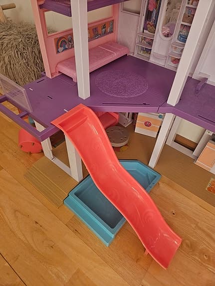 Barbie dockhus med rutschkana och pool