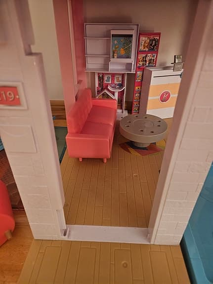 Barbie dockhus med rutschkana och pool