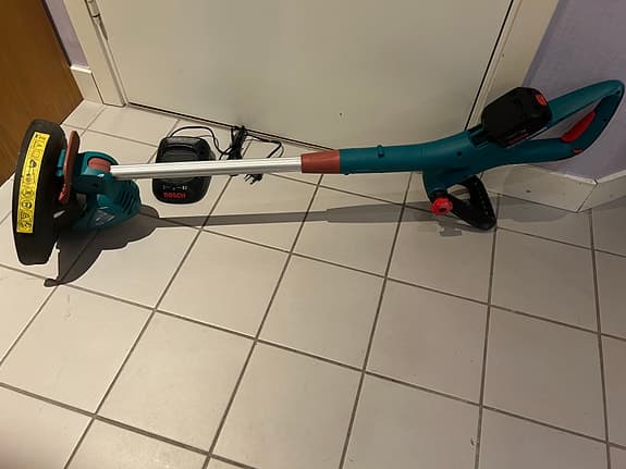 Bosch batteridriven grästrimmer blå