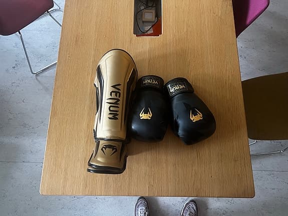 Venum boxhandskar och benskydd svart/guld