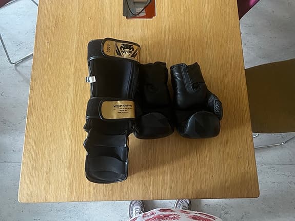 Venum boxhandskar och benskydd svart/guld
