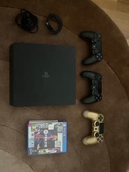 PS4 slim 500GB + 3 kontroller