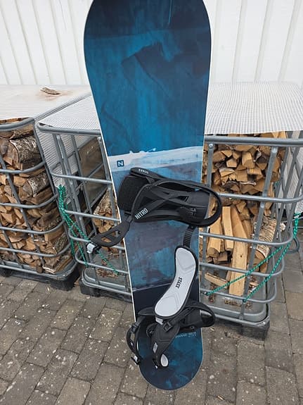 Nitro snowboard med Nitro-bindningar blå