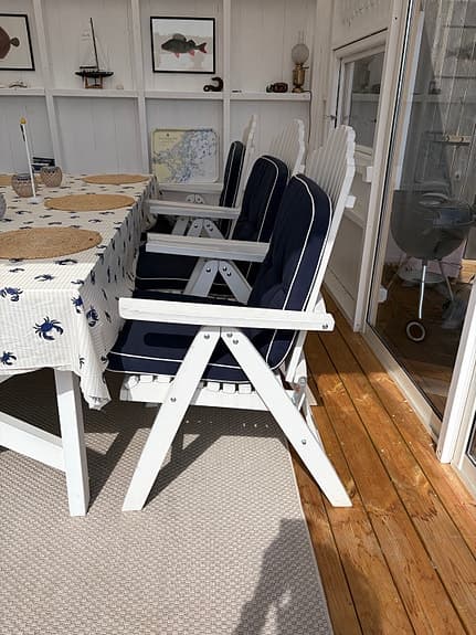 Hillerstorp Vita trädgårdsstolar med mörkblå dynor
