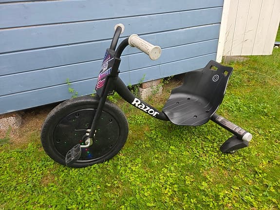 Razor Riprider 3-hjuling med svängbara hjul och ledbelysning