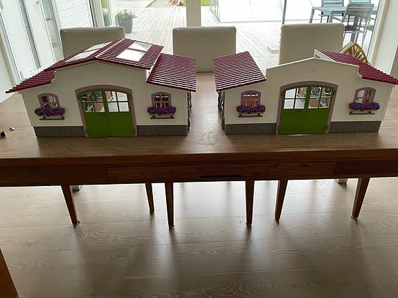 Schleich hästgård med stall, staket, hästar och tillbehör