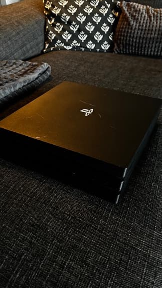 Playstation 4 Pro 1 TB - Mycket fint skick