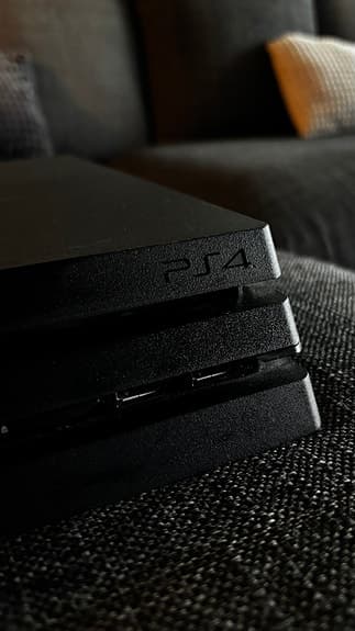 Playstation 4 Pro 1 TB - Mycket fint skick