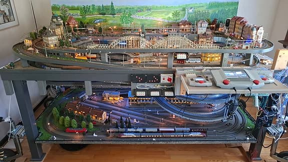 Modelltåg Märklin tågbana med landskap och hus