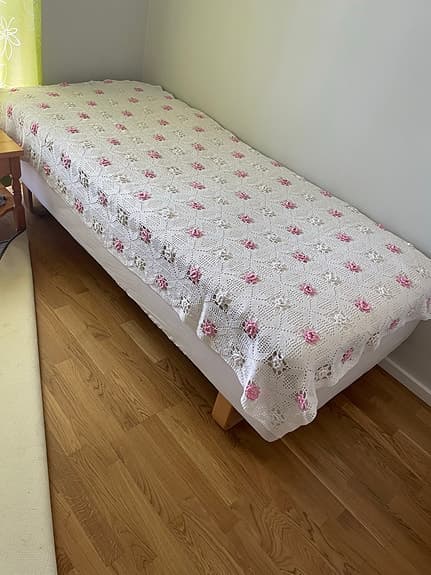 virkadt sängöverkast vitt med rosor