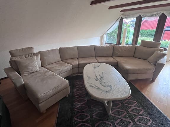 Stor beige soffa i mockamaterial