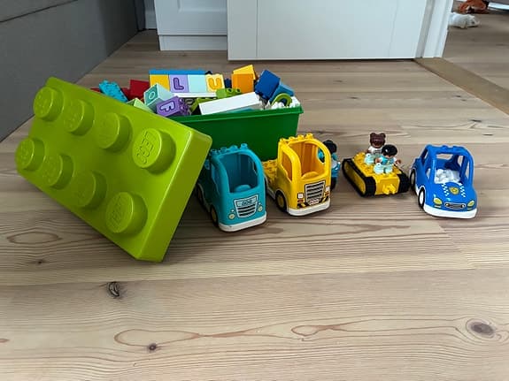 LEGO DUPLO klossar med låda och fordon