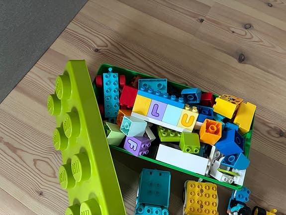 LEGO DUPLO klossar med låda och fordon