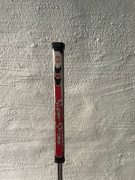 Odyssey o-works 7 putter med SuperStroke-grepp