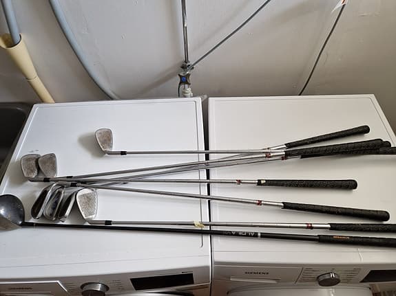 Golfklubbor järnset med grafitskaft