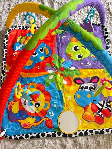 Färgglatt babygym med ljudeffekter – perfekt för lek och utveckling!