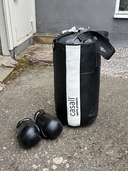 Casall boxningssäck med handskar svart