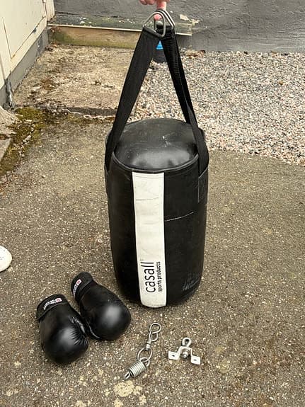 Casall boxningssäck med handskar svart