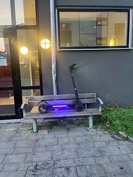 Elscooter svart med LED-belysning
