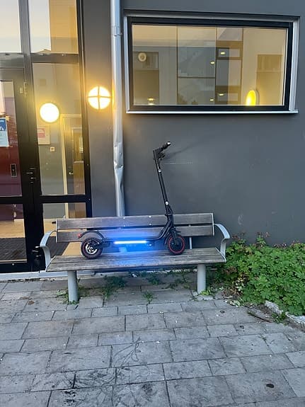 Elscooter svart med LED-belysning