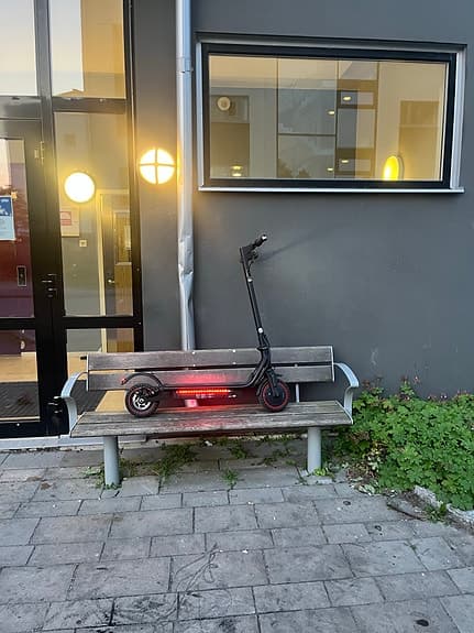 Elscooter svart med LED-belysning
