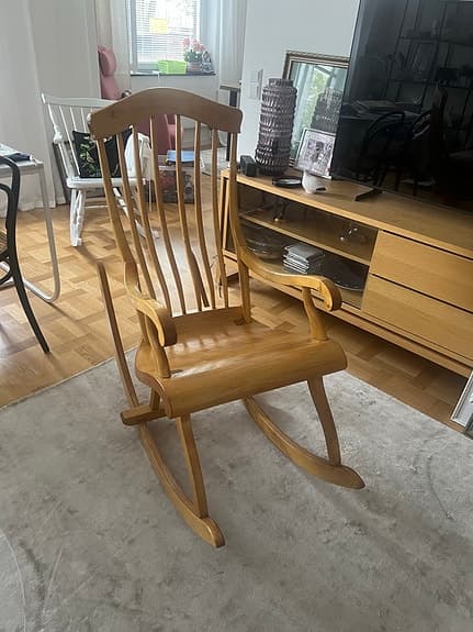 Gungstol i trä med quiltat rött överdrag