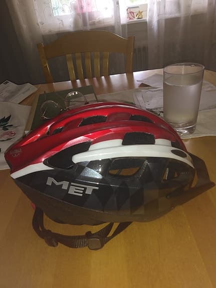 MET A-Tomo cykelhjälm 54–61 cm röd/svart