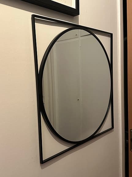 väggspegel rund med svart metallram