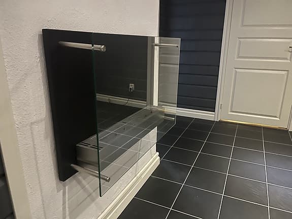 Vägghängd kamin med glasfront