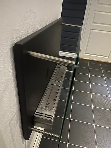 Vägghängd kamin med glasfront