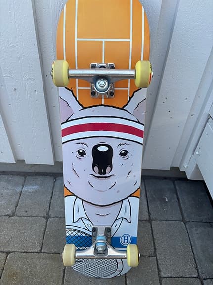 Skateboard med koala-motiv och gula hjul