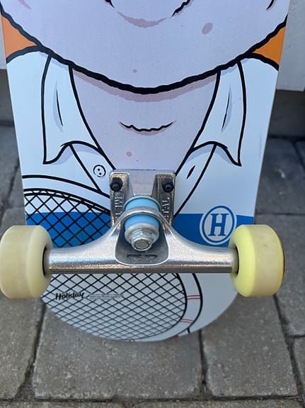 Skateboard med koala-motiv och gula hjul