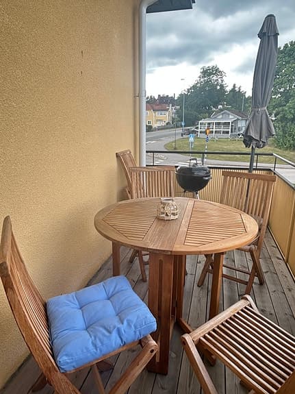 Runt trädgårdsbord med 5  stolar i trä