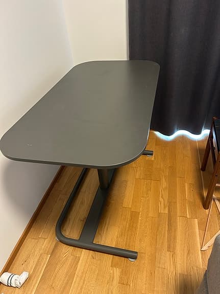 Höj och sänkbart skrivbord ”Segrare” från IKEA 110x60
