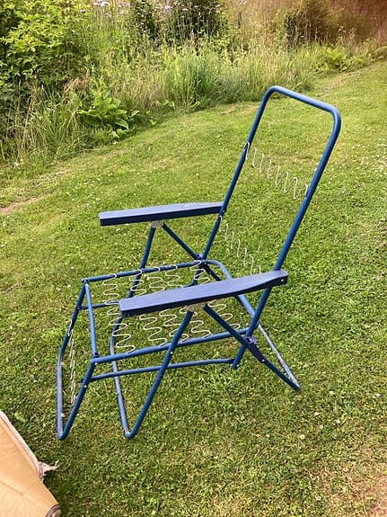 Blå fällbar solstol med blommig dyna retro