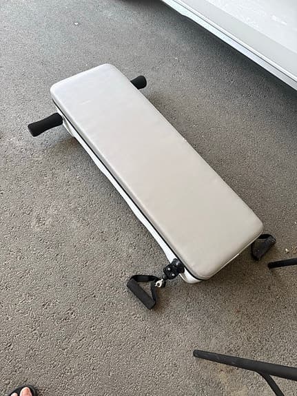 Träningsbänk med handtag och remmar