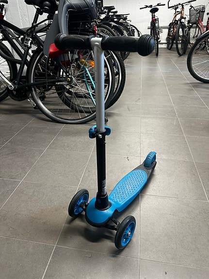 Blå trehjuling sparkcykel för barn