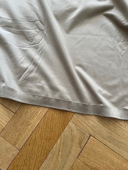 Två Rusta mörkläggningsgardiner beige