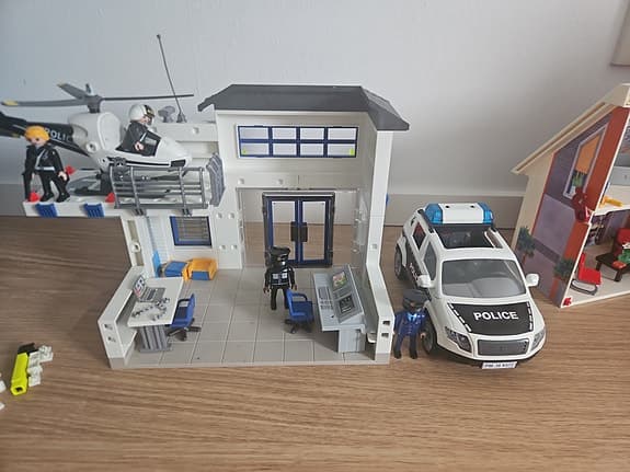 Playmobil polisstation, hus och husbil med figurer
