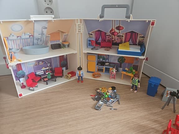 Playmobil polisstation, hus och husbil med figurer