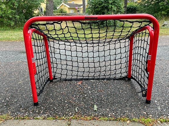 Innebandymål med klubbor och boll