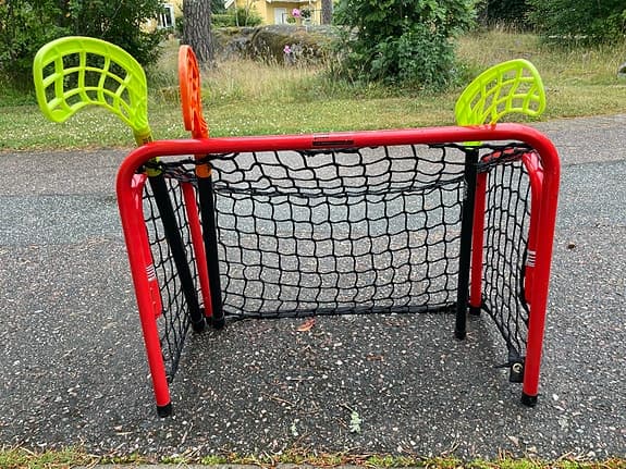 Innebandymål med klubbor och boll