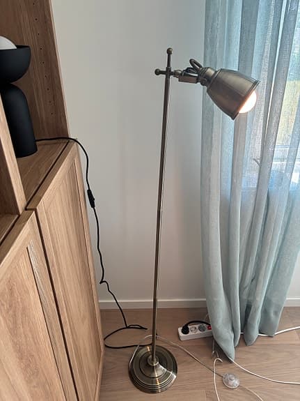 Lerdala Mio golvlampa 130 cm stilren och elegant