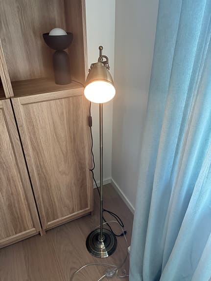 Lerdala Mio golvlampa 130 cm stilren och elegant
