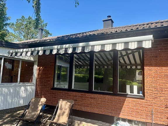 Motoriserad markis med sol- & vindsensor (nedmonterad)