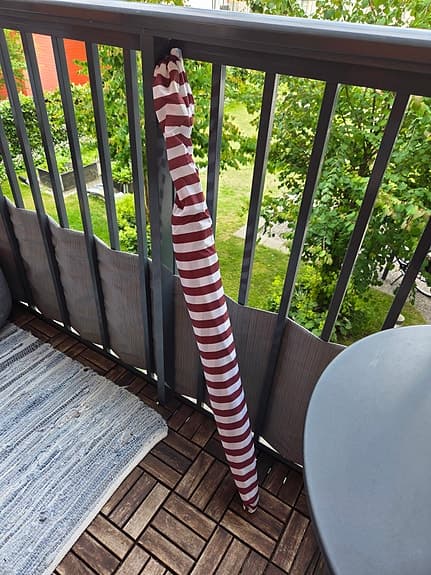 Randig balkongparasoll röd/vit med fäste
