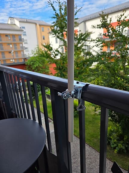 Randig balkongparasoll röd/vit med fäste