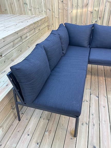 Utesoffa med svarta dynor